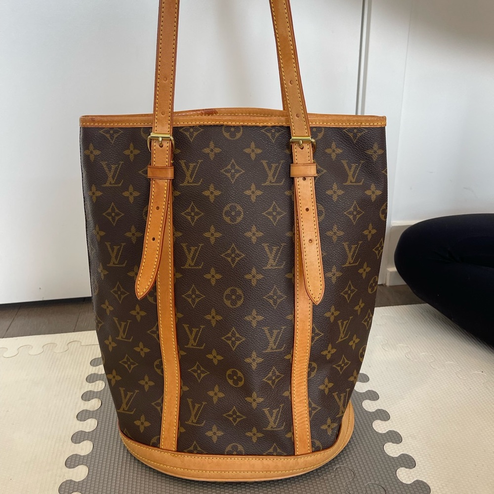Authentic Louis Vuitton Monogram Bucket GM shoulder bag!